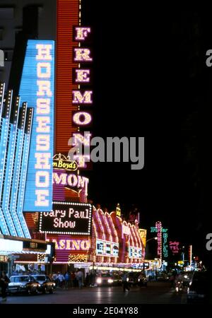 Fremont Street à la Vegas, NV la nuit vers les années 1970. Banque D'Images