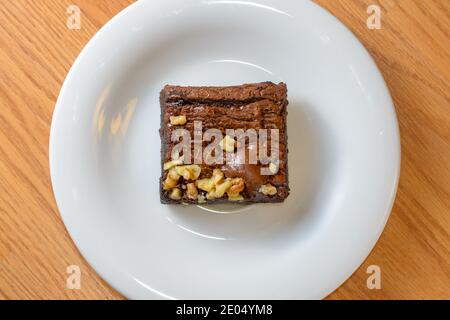 Riche brownie au chocolat recouvert de noix hachées Banque D'Images