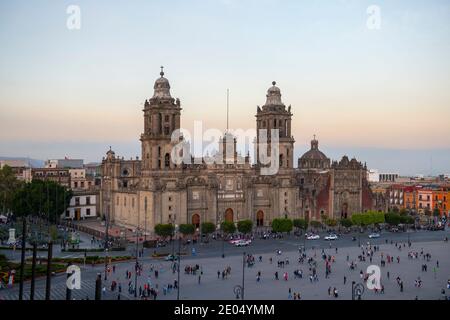 Place de la Constitution Zocalo et cathédrale métropolitaine au coucher du soleil au centre historique de Mexico CDMX, Mexique. Le centre historique de Mexico est un ONU Banque D'Images