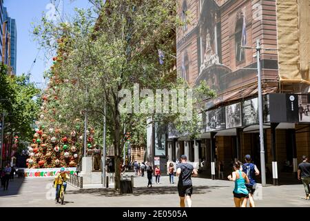 Sydney fête Noël avec un arbre de Noël géant et des décorations érigées À Martin place, centre-ville de Sydney, Nouvelle-Galles du Sud, Australie Banque D'Images