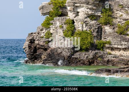 Rochers, végétation et eaux turquoise de la baie Georgienne, ON. Paysages spectaculaires en été dans la baie Georgienne, en ONTARIO, Canada. Il y en a plus de 30,00 Banque D'Images