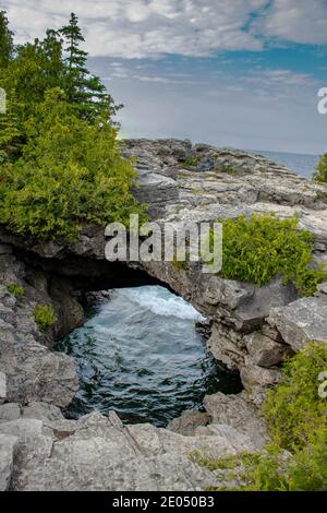 Formation de grottes profondes près de Grotto, baie géorgienne, ONTARIO. Paysages spectaculaires en été dans la baie Georgienne, en ONTARIO, Canada. Il y a plus de 30,000 îles dans L Banque D'Images