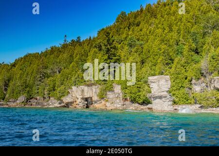 Ciel, rochers, falaises et eaux bleues du lac Huron, ONTARIO. Paysages spectaculaires en été dans la baie Georgienne, en ONTARIO, Canada. Il y a plus de 30,000 isla Banque D'Images