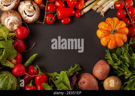 Un assortiment de légumes, tous crus, frais, riches en fibres et riches en vitamines de produits locaux. Au milieu, il y a un espace de copie pour écrire un message. Banque D'Images