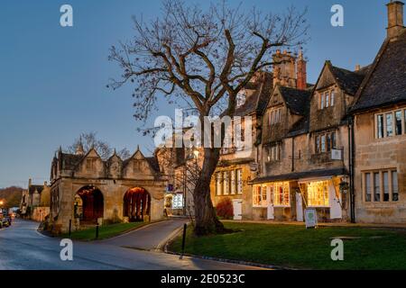 Marché de Campden et boutiques à noël en début de matinée. Chipping Campden, Cotswolds, Gloucestershire, Angleterre Banque D'Images