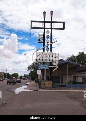 HOLBROOK, ARIZONA - 11 JUILLET 2018 : motel de bord de route du milieu du siècle, construit en 1968, le Holbrook Inn accueille toujours les clients qui cherchent un endroit pour dormir Banque D'Images