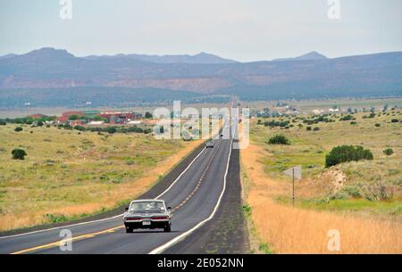 vue panoramique sur la route d'une voiture lincoln classique en direction de l'ouest sur la route historique à deux voies 66 en arizona, états-unis désert Banque D'Images