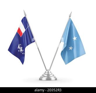 Drapeau de table de la Micronésie et des terres australes et antarctiques françaises isolés sur blanc Banque D'Images