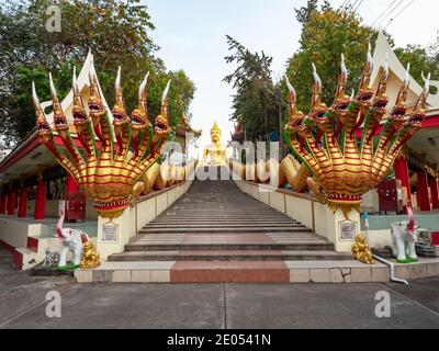 Wat Phra Yai, temple du Grand Bouddha, au sommet de la colline de Pratamnak entre Pattaya et Jomtien. Le temple est une destination touristique populaire avec une grande vue Banque D'Images