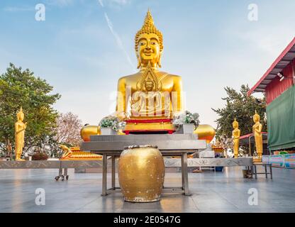 Wat Phra Yai, temple du Grand Bouddha, au sommet de la colline de Pratamnak entre Pattaya et Jomtien. Le temple est une destination touristique populaire avec une grande vue Banque D'Images