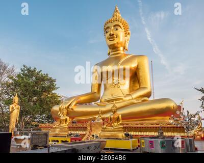 Wat Phra Yai, temple du Grand Bouddha, au sommet de la colline de Pratamnak entre Pattaya et Jomtien. Le temple est une destination touristique populaire avec une grande vue Banque D'Images