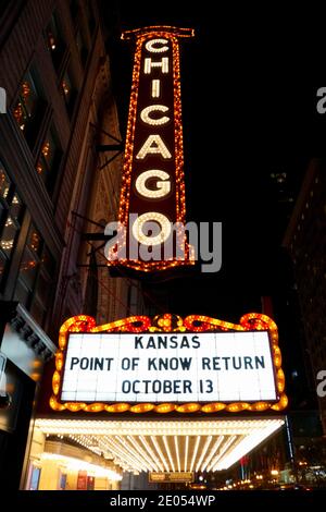 Chicago, Illinois, États-Unis - 13 octobre 2018 - le Chicago Theatre avec des lumières au néon dans la ville Banque D'Images