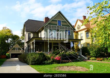 Chicago, Illinois, États-Unis - 14 octobre 2018 - UNE maison décorée pour Halloween avec une toile d'araignée géante Banque D'Images