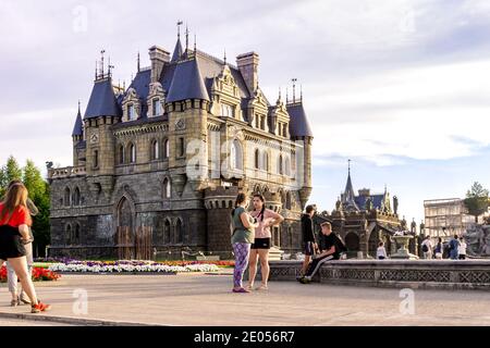 Khryashchevka, Russie, 16 juillet 2020, château Garibaldi, visiteurs sur le territoire d'un hôtel en construction, stylisé comme un château médiéval Banque D'Images