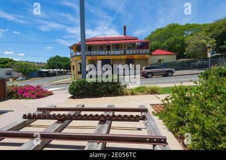 Rail en face de l'hôtel Leichhardt, dans la vieille ville minière de Mount Morgan, Central Queensland, Queensland, Australie Banque D'Images