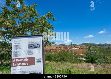 Panneau d'interprétation devant l'ancienne mine d'or, d'argent et de cuivre abandonnée, Mount Morgan, Central Queensland, Queensland, Australie Banque D'Images