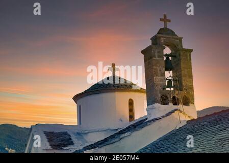 Clocher traditionnel, d'une église sur l'île de Skopelos, Grèce Banque D'Images