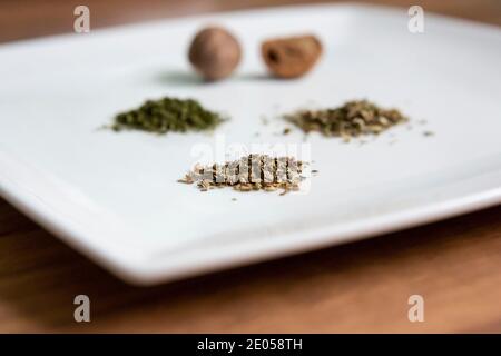 Herbes séchées sur une assiette Banque D'Images