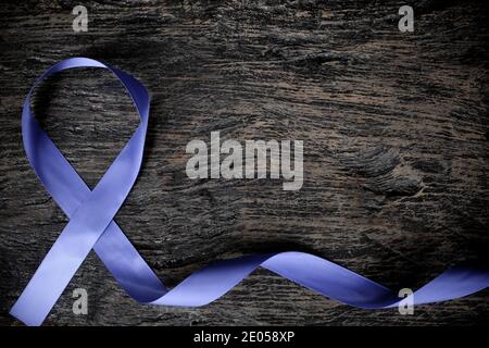 Vue de dessus du ruban bleu periwinkle sur fond de bois avec espace de copie. Sensibilisation au cancer de l'estomac et de l'œsophage, troubles de l'alimentation et pulmonaire. Banque D'Images