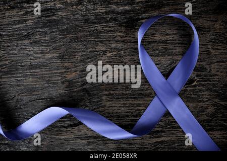 Vue de dessus du ruban bleu periwinkle sur fond de bois avec espace de copie. Sensibilisation au cancer de l'estomac et de l'œsophage, troubles de l'alimentation et pulmonaire. Banque D'Images