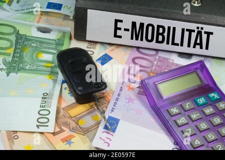 Billets en euros, calculatrices, clés de voiture et e-mobilité Banque D'Images