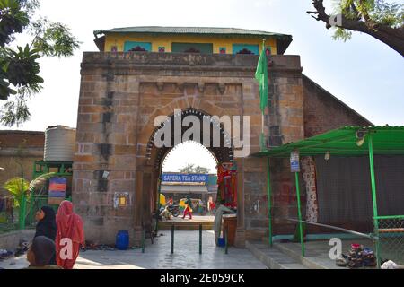 Porte principale de la tombe et de la mosquée de Shah-e-Alam, également connue sous le nom de Rasulabad Dargah ou Shah Alam no Rojo. Ahmedabad, Gujarat, Inde Banque D'Images