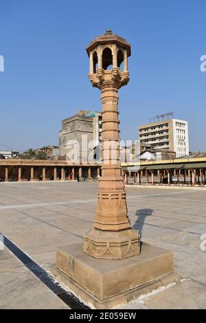 Minaret à l'intérieur de la cour Jama Masjid (mosquée du vendredi) à Ahmedabad, Gujarat, Inde Banque D'Images