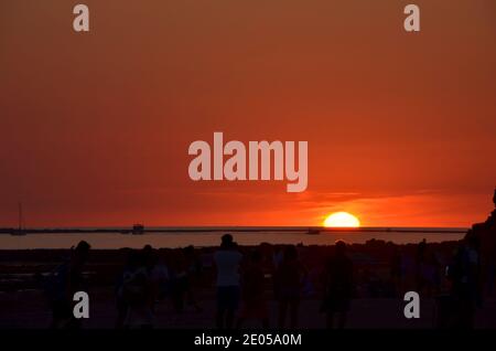 Magnifique coucher de soleil sur la plage de la Barrosa, Chiclana de la Frontera, Cadix Banque D'Images