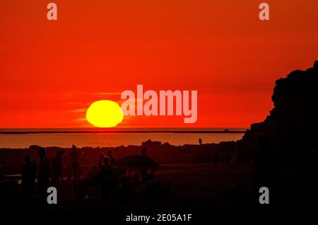 Magnifique coucher de soleil sur la plage de la Barrosa, Chiclana de la Frontera, Cadix Banque D'Images