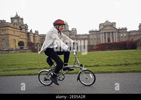 Participant senior sur une bicyclette pliante Brompton aux Championnats du monde Brompton, qui se tiennent au Palais de Blenheim, Royaume-Uni . Banque D'Images