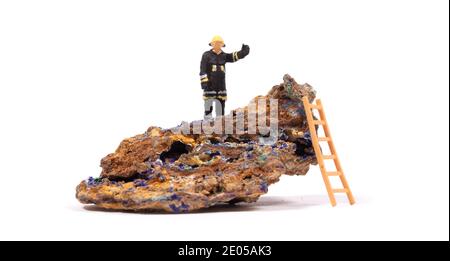 Malachite - Pierre minérale azurite avec un petit pompier, isolé sur blanc Banque D'Images