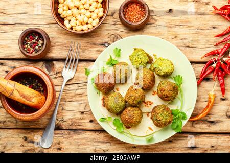 Boulettes de falafel frites en pois chiches.falafel végétarien frais Banque D'Images