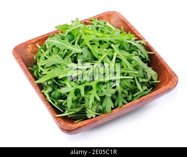 Salade d'arugula dans l'assiette sur fond blanc Banque D'Images