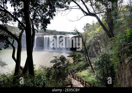 La cascade de Bao Dai est nichée dans une forêt sauvage située dans la commune de Ta, district de Duc Trong, province de Lam Dong, Vietnam. Banque D'Images