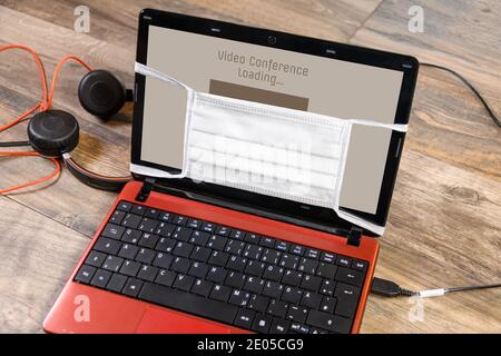 Bureau à domicile et enseignement à domicile pris en charge par la technologie Web. Gardez la distance sociale Banque D'Images