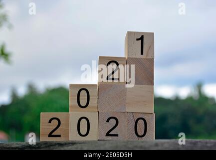 2020 et 2021 chiffres sur bloc de bois avec arrière-plan flou. concept de la nouvelle année 2021 Banque D'Images
