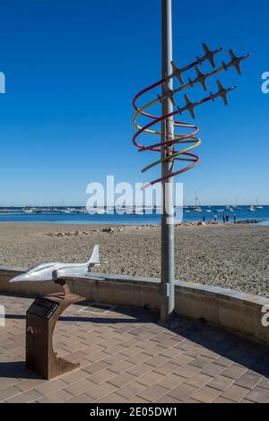 Statue d'un jet d'entraînement et équipe d'exposition sur le front de mer à Santiago de la ribera, Murcie Espagne Banque D'Images