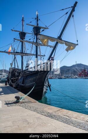 Bateau pirate amarra dans la marina de Cartagena, Murcia, Espagne Banque D'Images