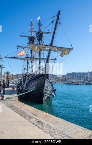 Bateau pirate amarra dans la marina de Cartagena, Murcia, Espagne Banque D'Images