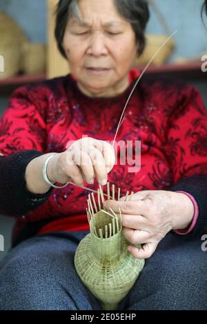 GAN Huiling est un héritier représentatif du projet municipal du patrimoine culturel immatériel de tissage de bambou avec 57 ans d'expérience dans la ville de Foshan, s Banque D'Images