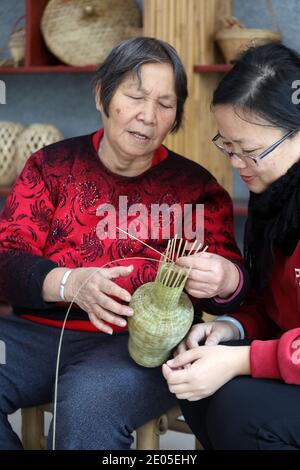 GAN Huiling est un héritier représentatif du projet municipal du patrimoine culturel immatériel de tissage de bambou avec 57 ans d'expérience dans la ville de Foshan, s Banque D'Images