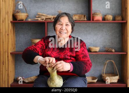 GAN Huiling est un héritier représentatif du projet municipal du patrimoine culturel immatériel de tissage de bambou avec 57 ans d'expérience dans la ville de Foshan, s Banque D'Images