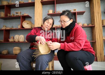 GAN Huiling est un héritier représentatif du projet municipal du patrimoine culturel immatériel de tissage de bambou avec 57 ans d'expérience dans la ville de Foshan, s Banque D'Images