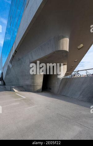 Phaeno Science Center est un musée des phénomènes, à Wolfsburg. Conçu par l'architecte Zaha Hadid, il se dresse sur dix cônes massifs. Phæno ouvert en 2005. Banque D'Images