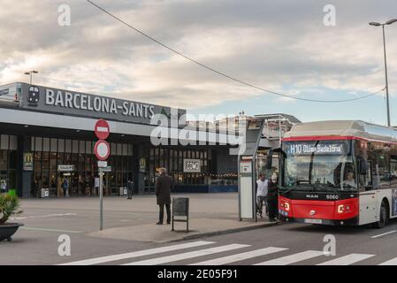 Barcelone, Espagne: Décembre 30 2020: Bus devant le terminal de Sants dans la ville de Barcelone avec peu de personnes dû à Covid19 à l'hiver 2020. Banque D'Images