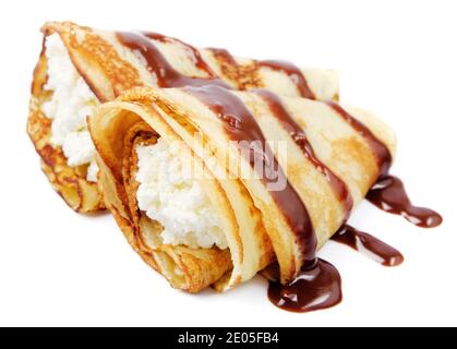 Crêpes avec fromage cottage et sirop au chocolat gros plan sur blanc. Banque D'Images