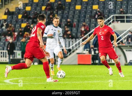 Istanbul, Turquie – 15 novembre 2020. Le milieu de terrain de l'équipe nationale de football russe Denis Cheryshev contre la Turquie dos droit Zeki Celik pendant l'UEFA Nation Banque D'Images