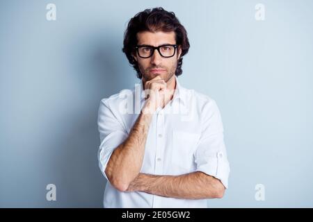 Photo portrait de génie homme touchant le visage menton avec le doigt brainstorming isolé sur fond blanc clair Banque D'Images