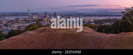 AUCKLAND, NOUVELLE-ZÉLANDE, 20 FÉVRIER 2020 : vue d'Auckland au lever du soleil depuis le mont Eden, Nouvelle-Zélande Banque D'Images