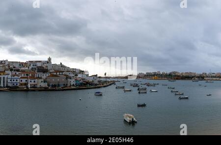 Ferragudo, Portugal - 27 décembre 2020 : vue sur le pittoresque village de pêcheurs de Ferragudo sur la côte de l'Algarve au Portugal Banque D'Images